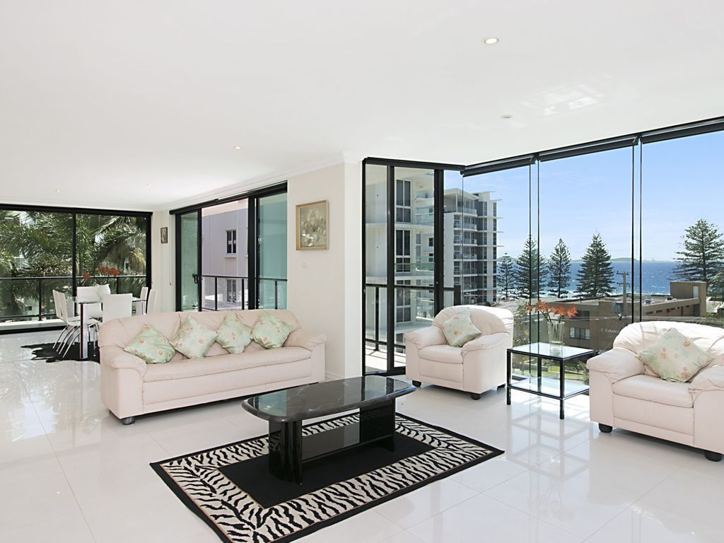 1/21 Petrie Street Within minutes walk you will enjoy the beautiful beaches of Rainbow Bay, Snapper