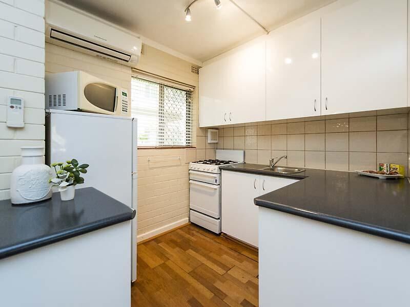 Ground Floor Apartment With Courtyard and Park Views