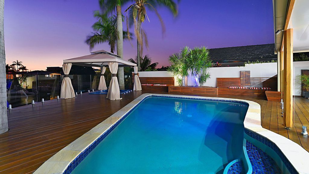 Luxury Waterfront Family Entertainer IN Broadbeach Waters