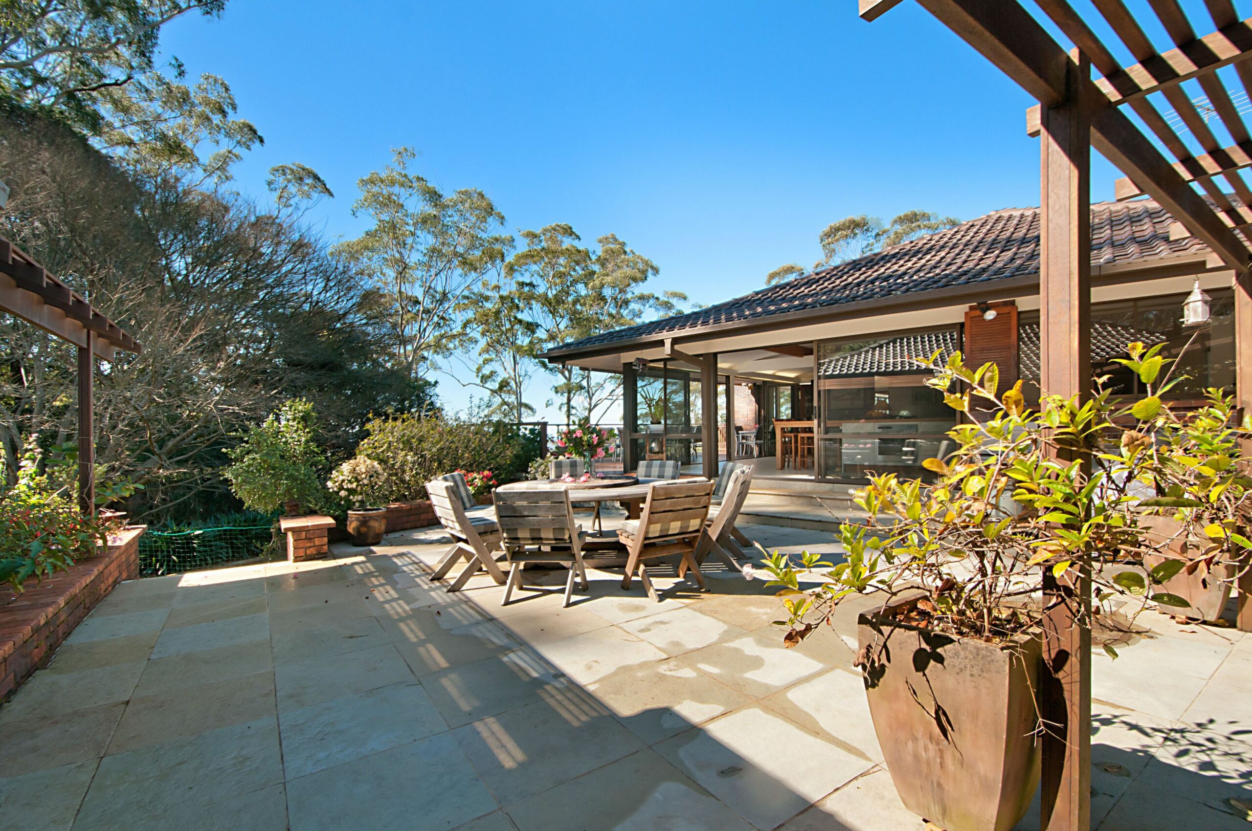 Craigdarroch Courtyard Cottage, family & dog friendly, extensive grounds