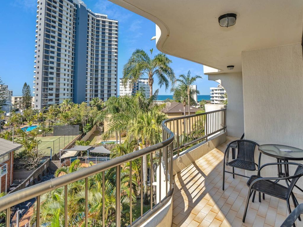 Taste Surfers Paradise Living in Lush Home