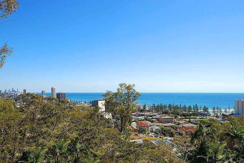 Stunning Oceanview Retreat Between Beach and Bush