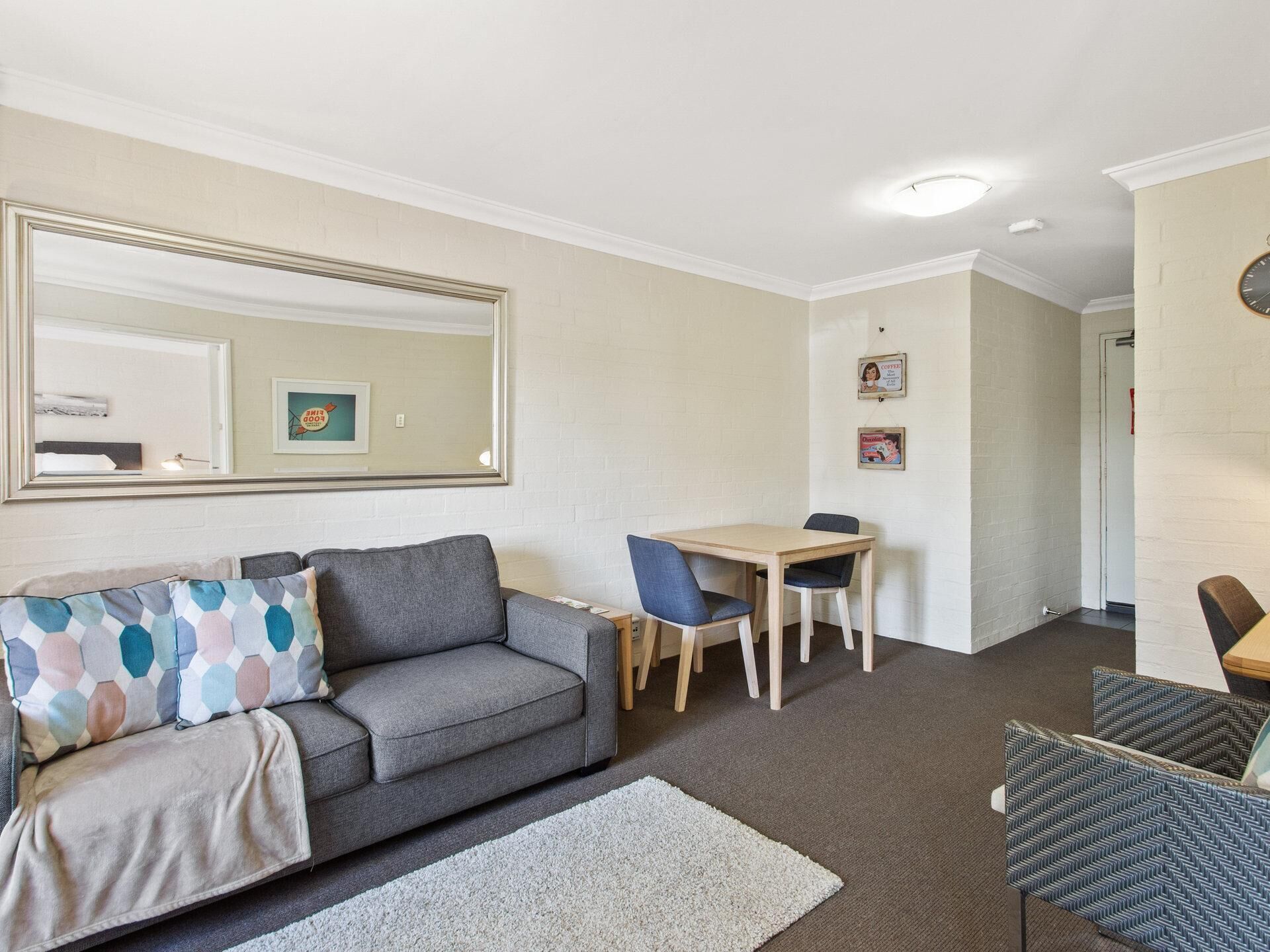 Subiaco Village With Pool, BBQ & spa - Free Parking and Wifi - one Bedroom