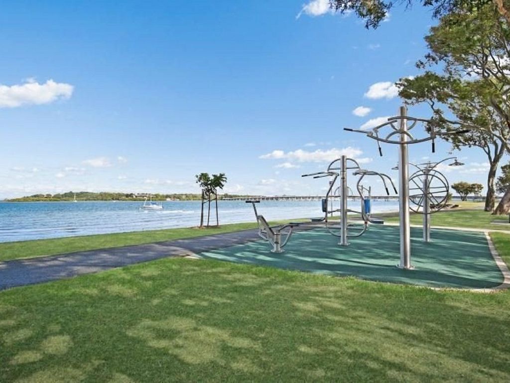 Lowset Home on the Canal - Dolphin Dr, Bongaree