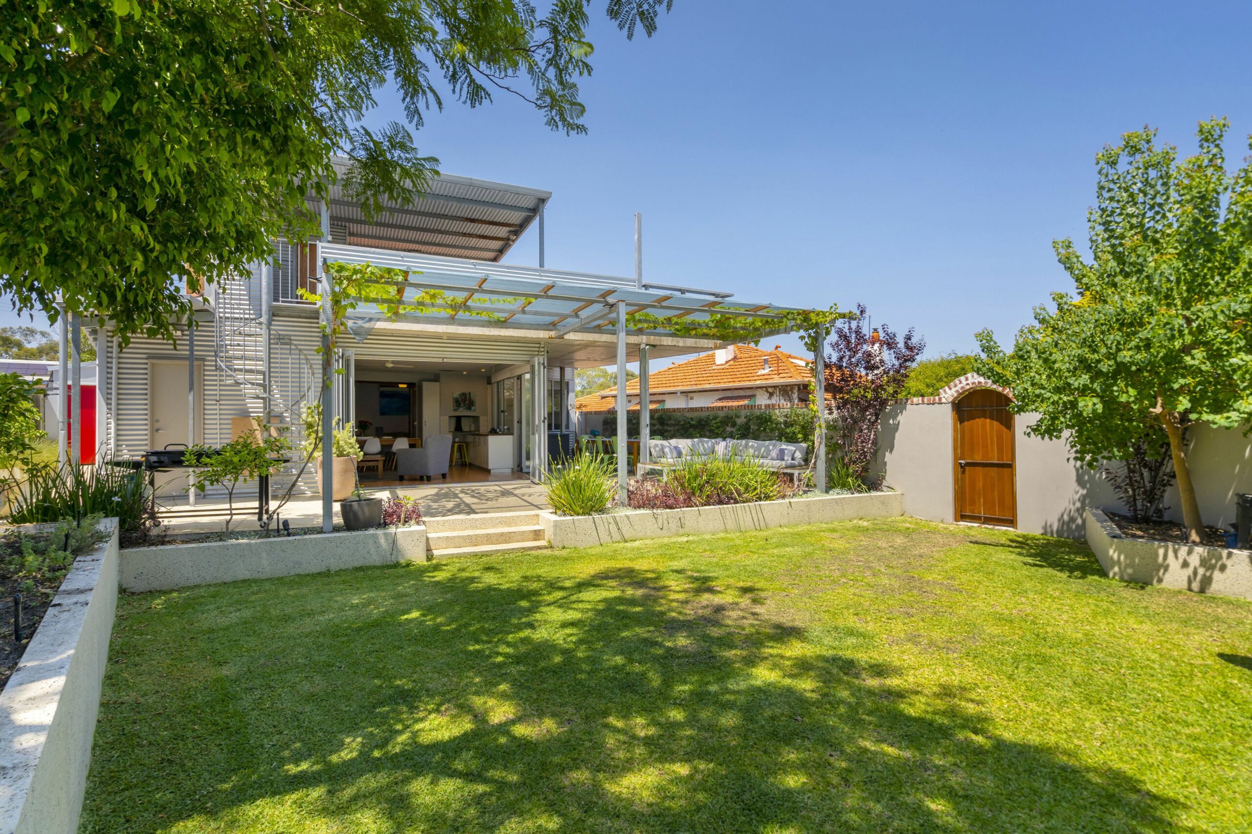 Outdoor Oasis With Views! Walk to Freo, Beach, Cafes & More..