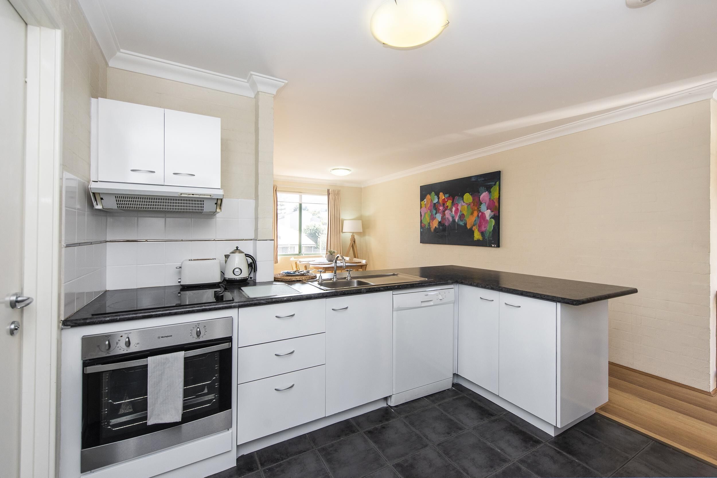 Subiaco Village With Pool, BBQ & spa - Free Parking and Wifi - two Bedroom