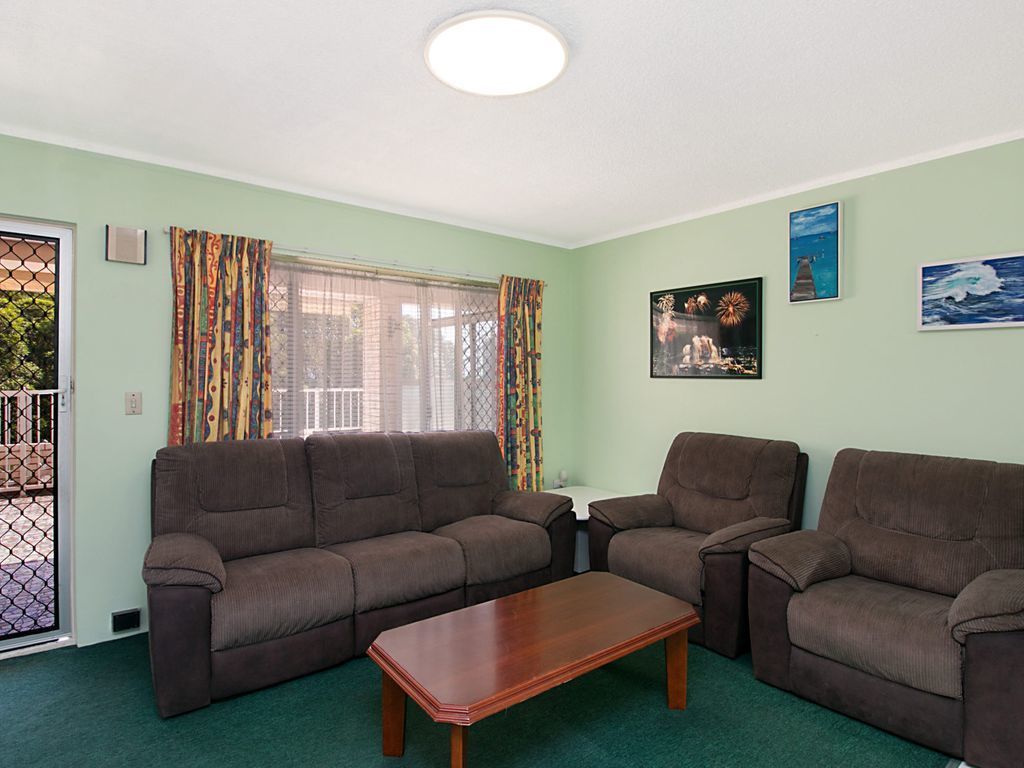 Pinnacle Unit 3- Three bedroom apartment walking distance to shops, cafes and Coolangatta beach