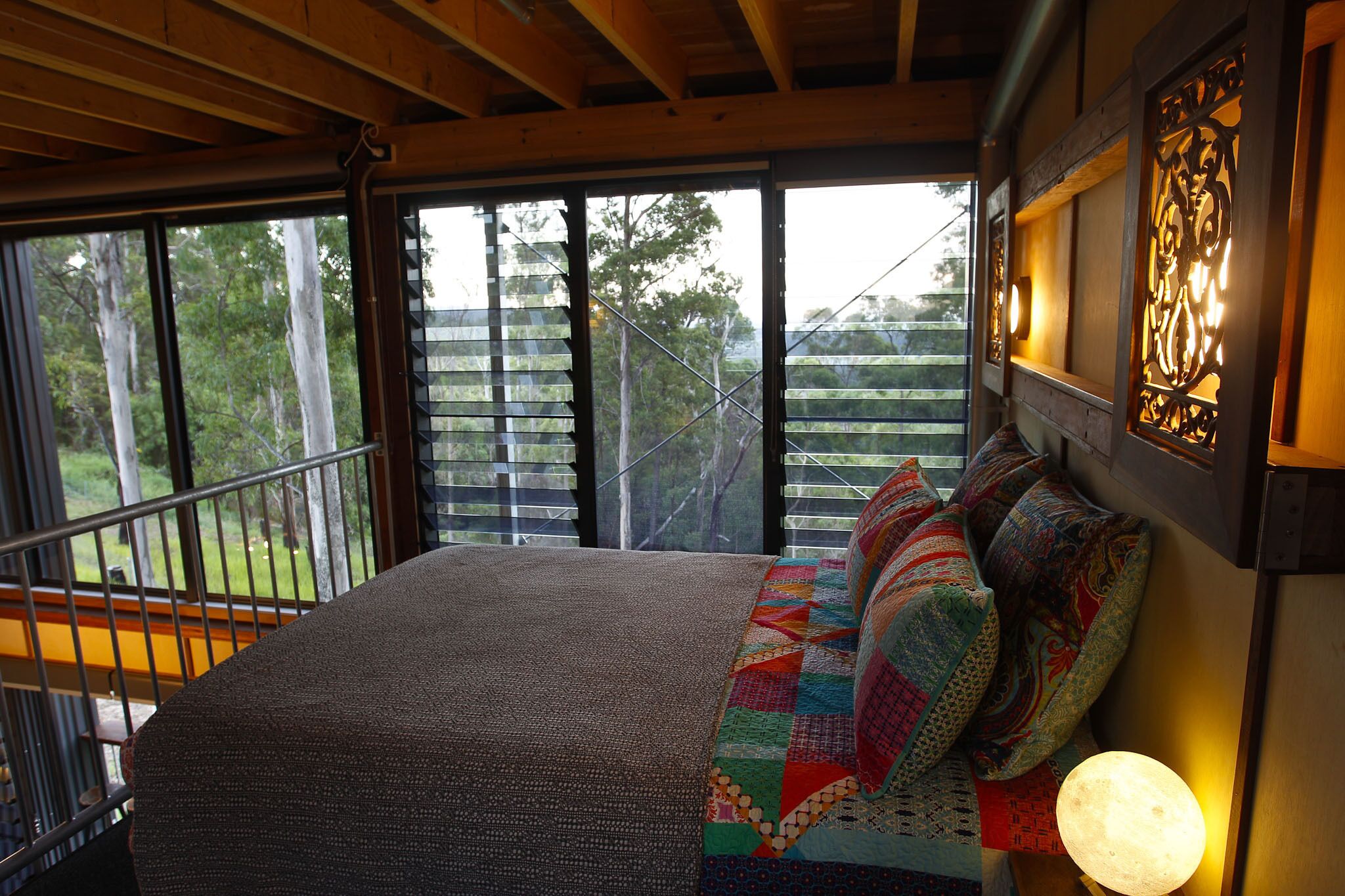 Tree House #1. Private, Stone Bath With Amazing Views to the Gold Coast.3levels