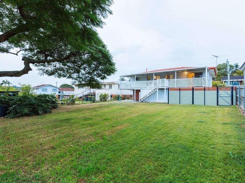 Traditional Queenslander - pet Friendly With a big Yard