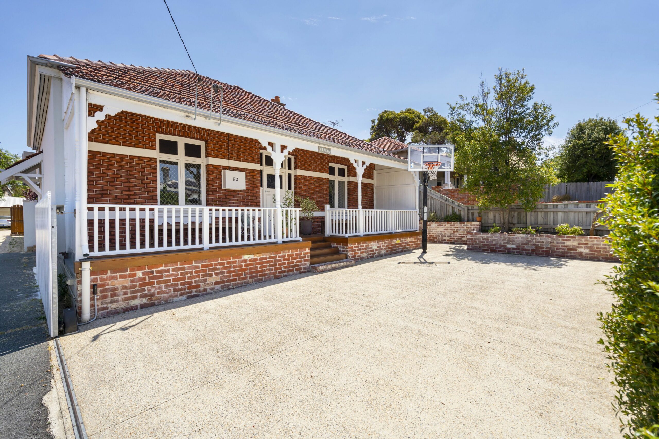 Outdoor Oasis With Views! Walk to Freo, Beach, Cafes & More..