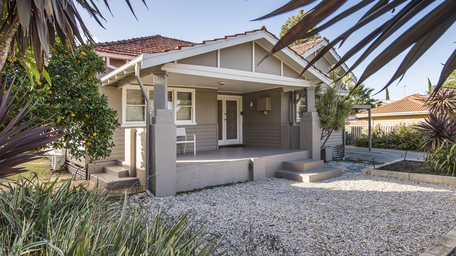 3 Bedroom Home With Chandeliers, Granite Bench Tops & art Deco Touches. Wifi inc