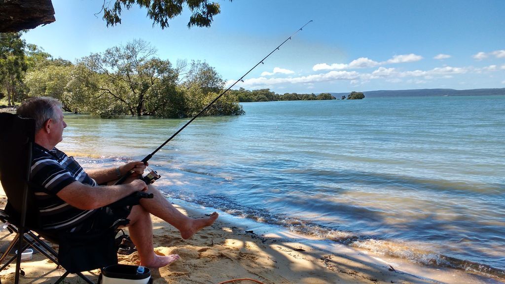 Macleay Island Luxurious Beachfront Apartment, Pool, Canoe, Bikes, Fishing, Golf