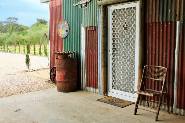 Old School Weather Shed - Rustic Queen Room