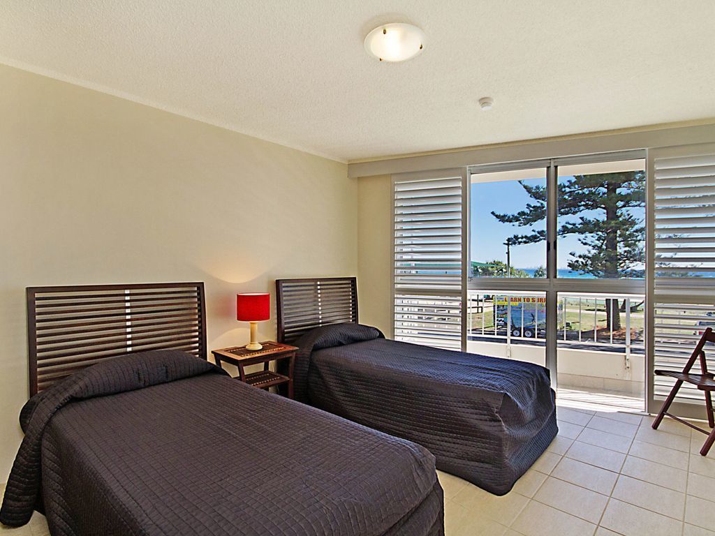 Rainbow Place Unit 5- Right on the beach in Rainbow Bay Coolangatta