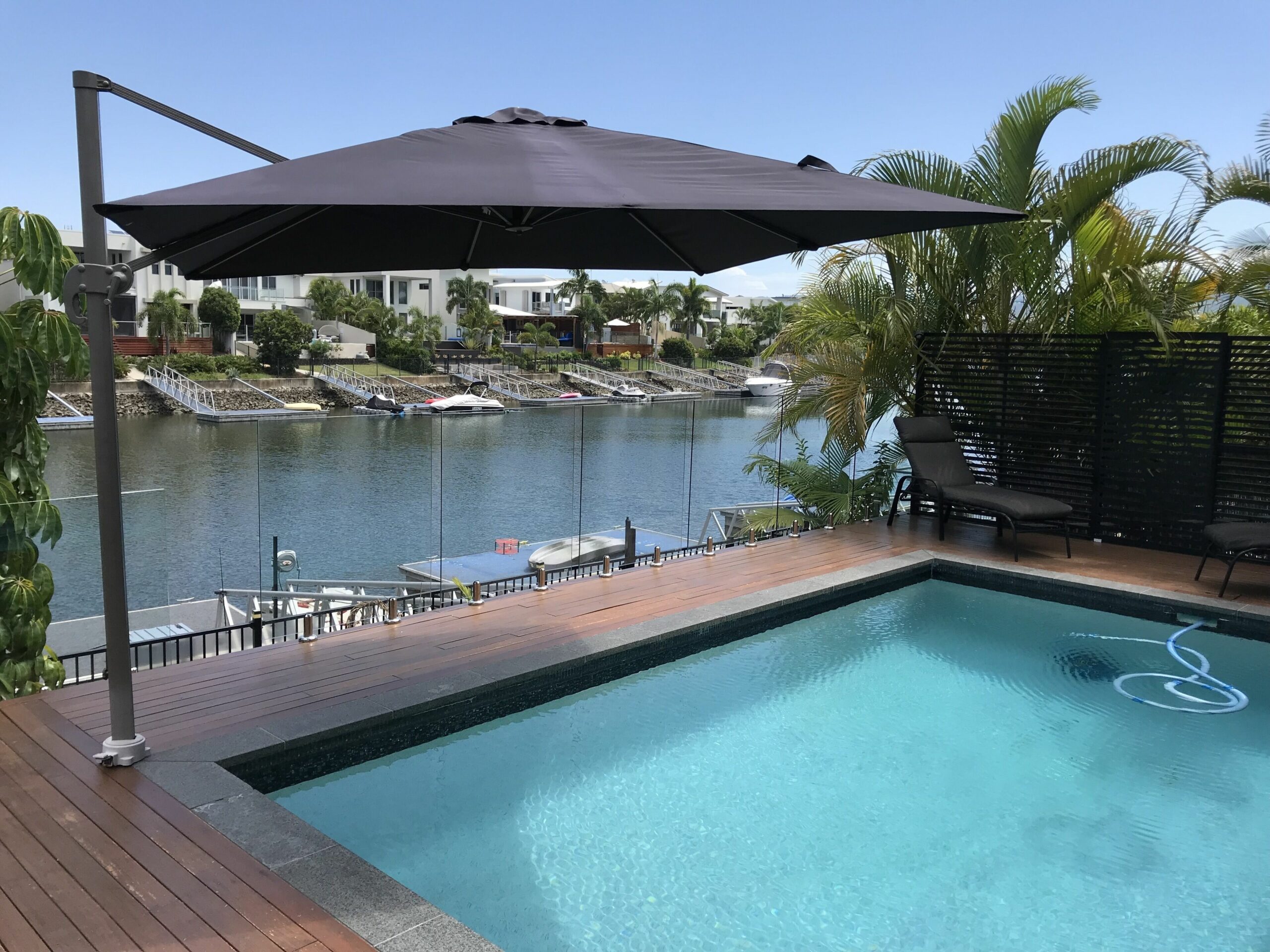 Luxury 5 Bedroom Waterfront Home - 10mins to themeparks & Comm Games transport