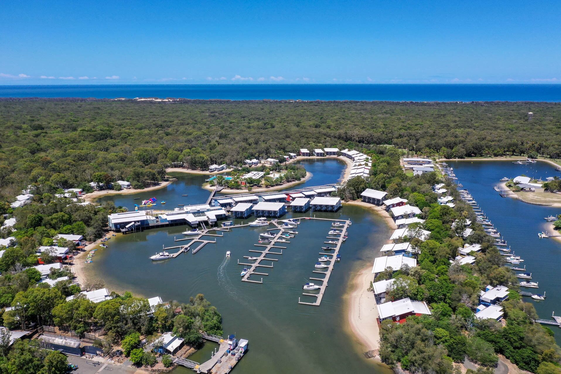 Beautiful Cabin in Glorious Bush Setting, Great Amenities Close to Beach & Pool