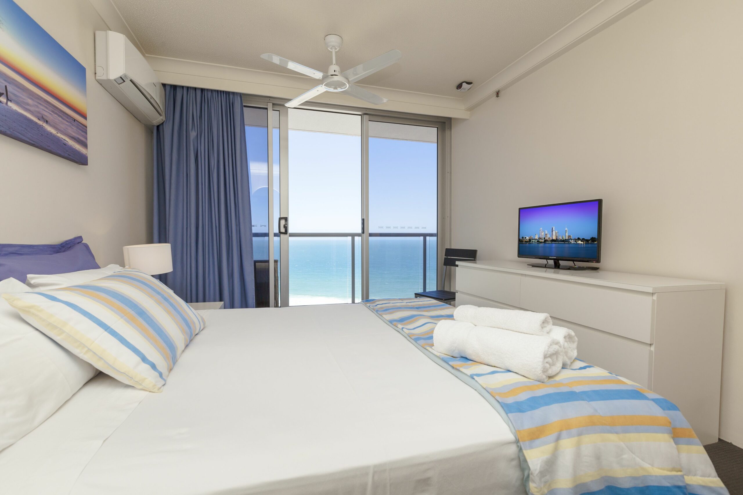 Peninsula Level 21 Sensational Sea & Beach Views