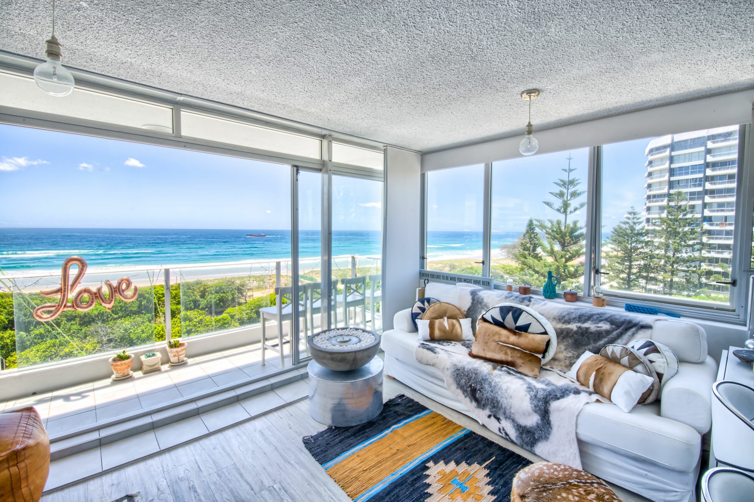 BEACHFRONT LUXURY LIFESTYLE LIVING