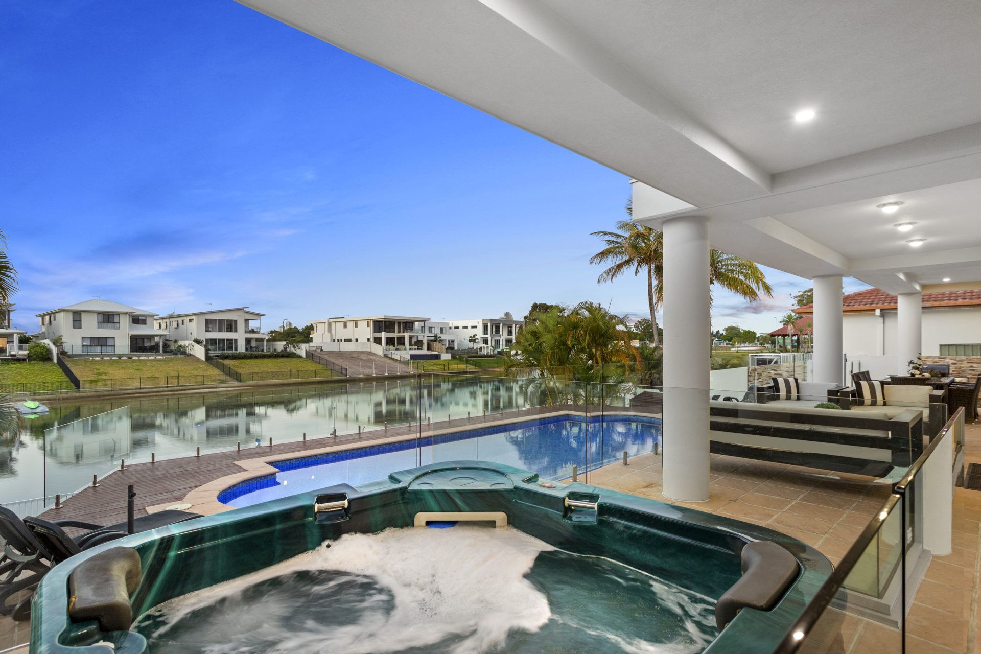 The White House GC Waterfront Home Cinema Jacuzzi Heated Pool