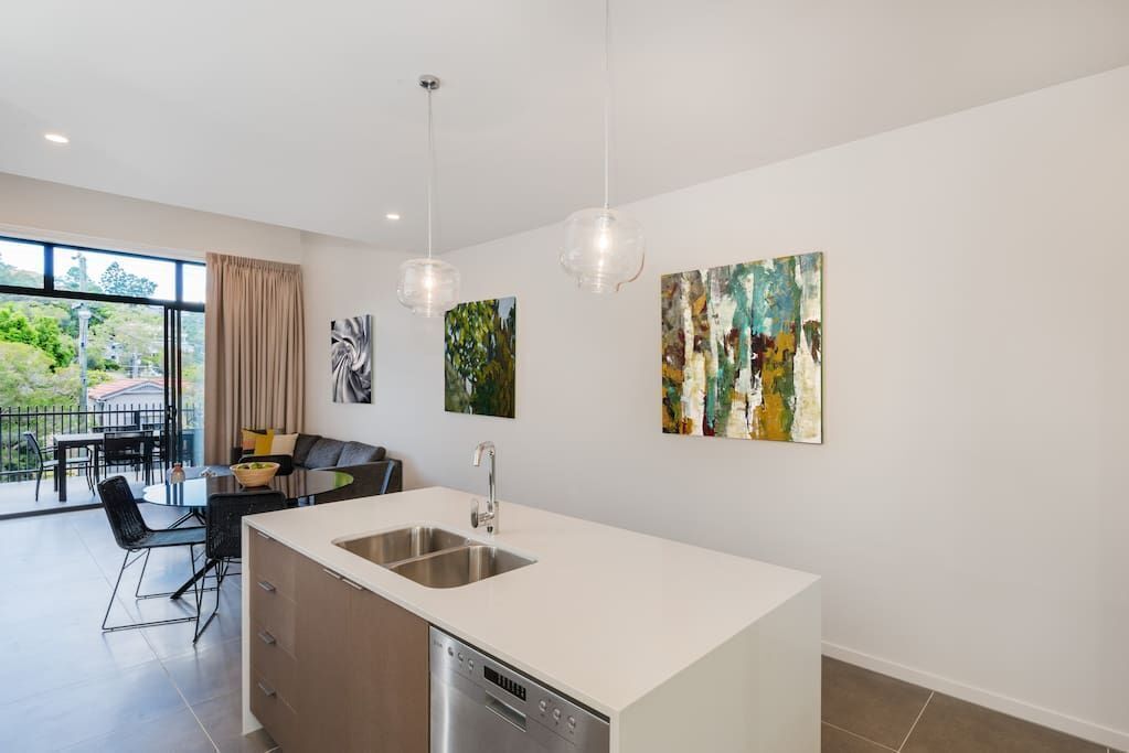 Executive 3BR Bulimba Apartment Near Oxford St Shops and Restaurants