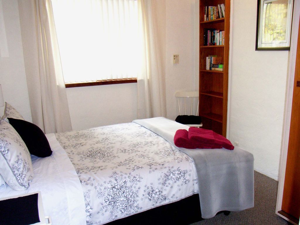 Quality 2 Bedroom First Floor Apartment Next to UWA With Free Wi-fi