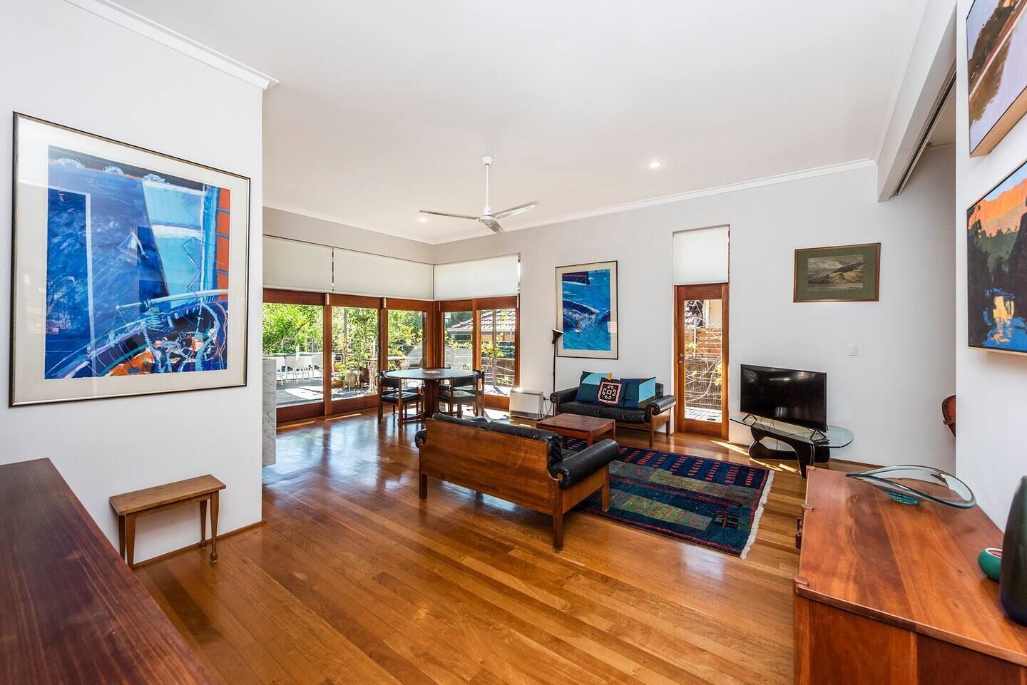 Walk to the Beach! Beautiful Cottesloe Home