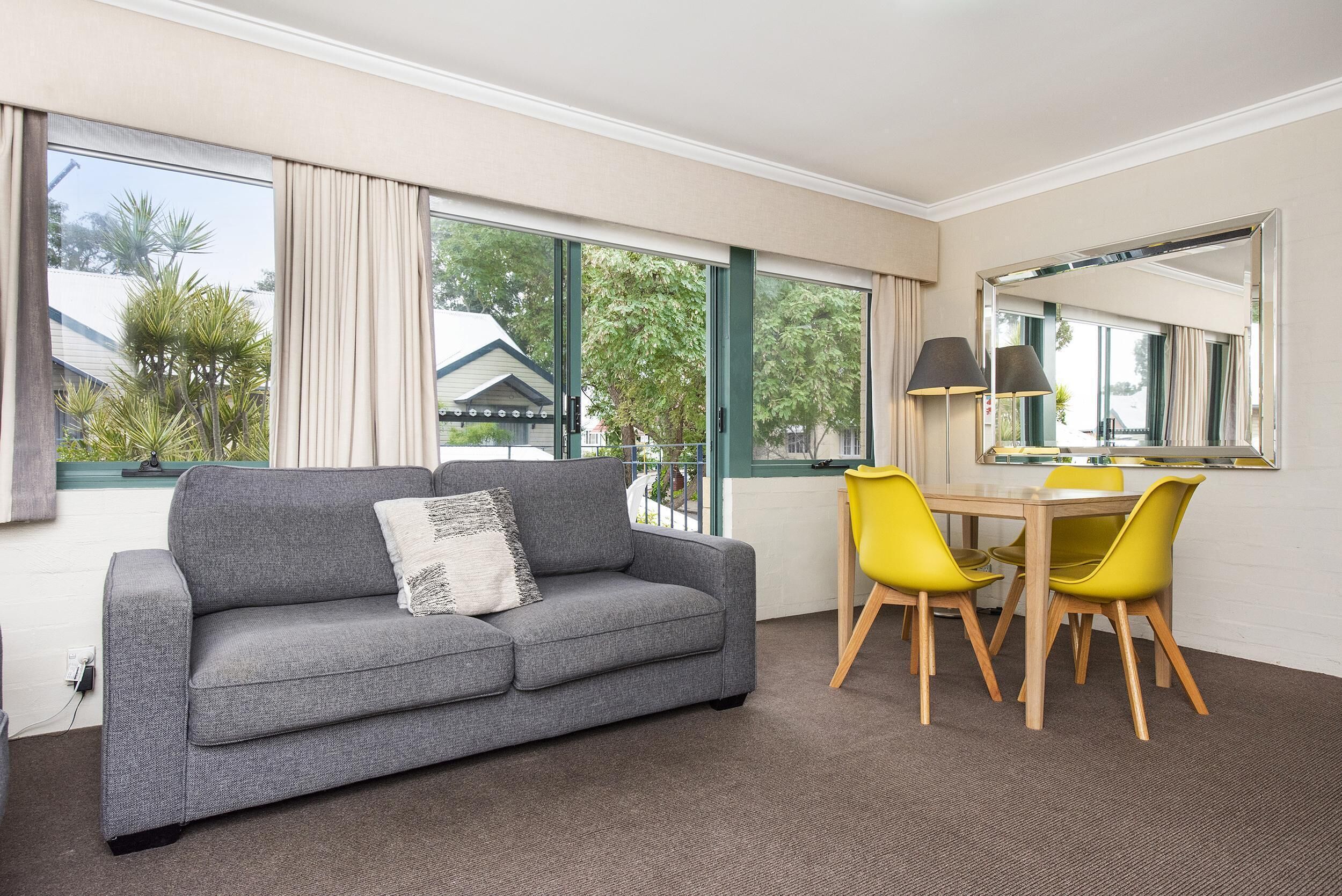 Subiaco Village With Pool, BBQ & spa - Free Parking and Wifi - two Bedroom