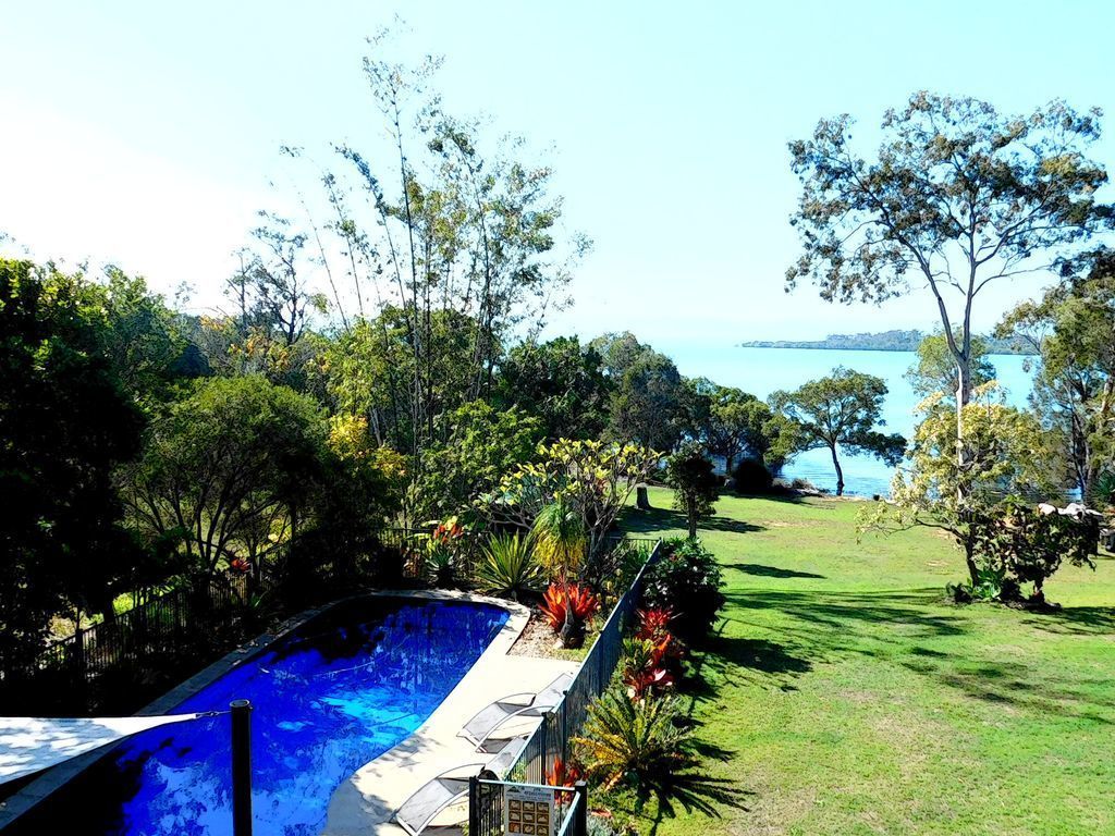 Macleay Island Luxurious Beachfront Apartment, Pool, Canoe, Bikes, Fishing, Golf