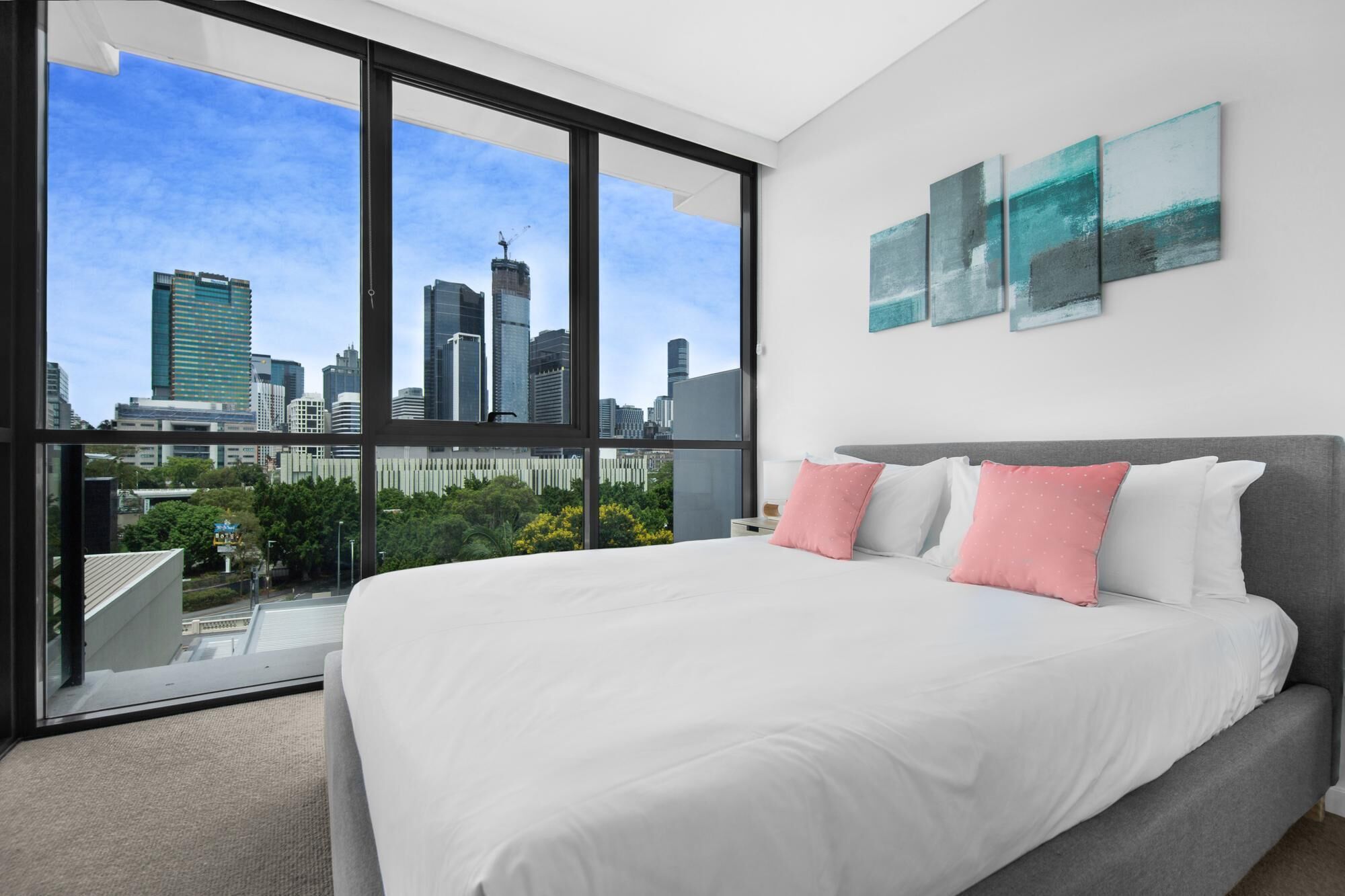 Two-bed With City Views and Parking Near Galleries