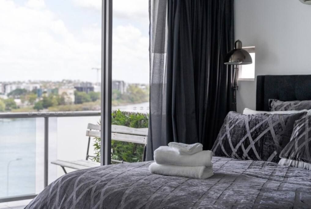 Stylish 3 Bedroom CBD River & City Views Free Spasaunapoolwifinetflix