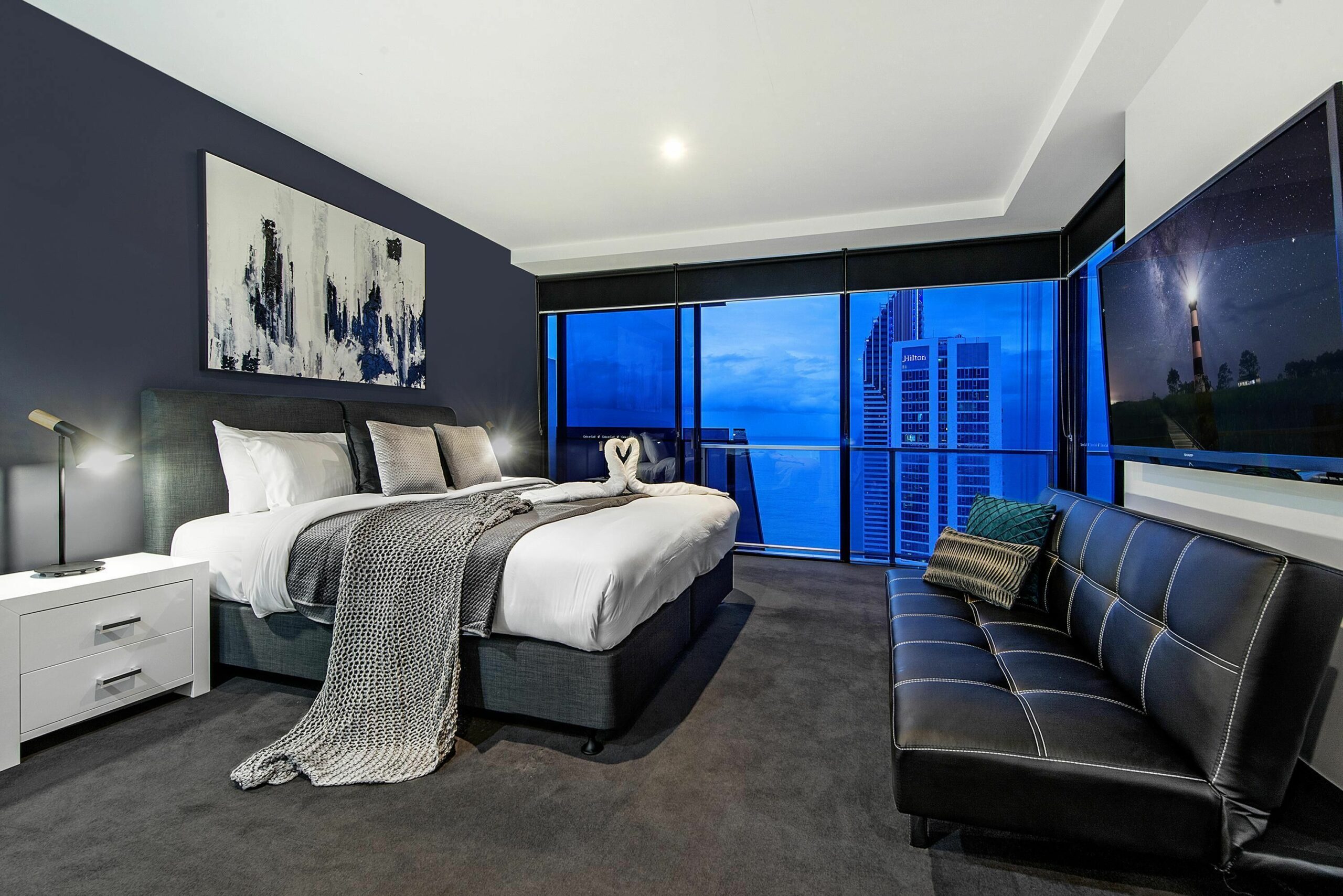 Circle on Cavill Luxury 4 Bedroom Sub Penthouse, Full Ocean We Accommodate
