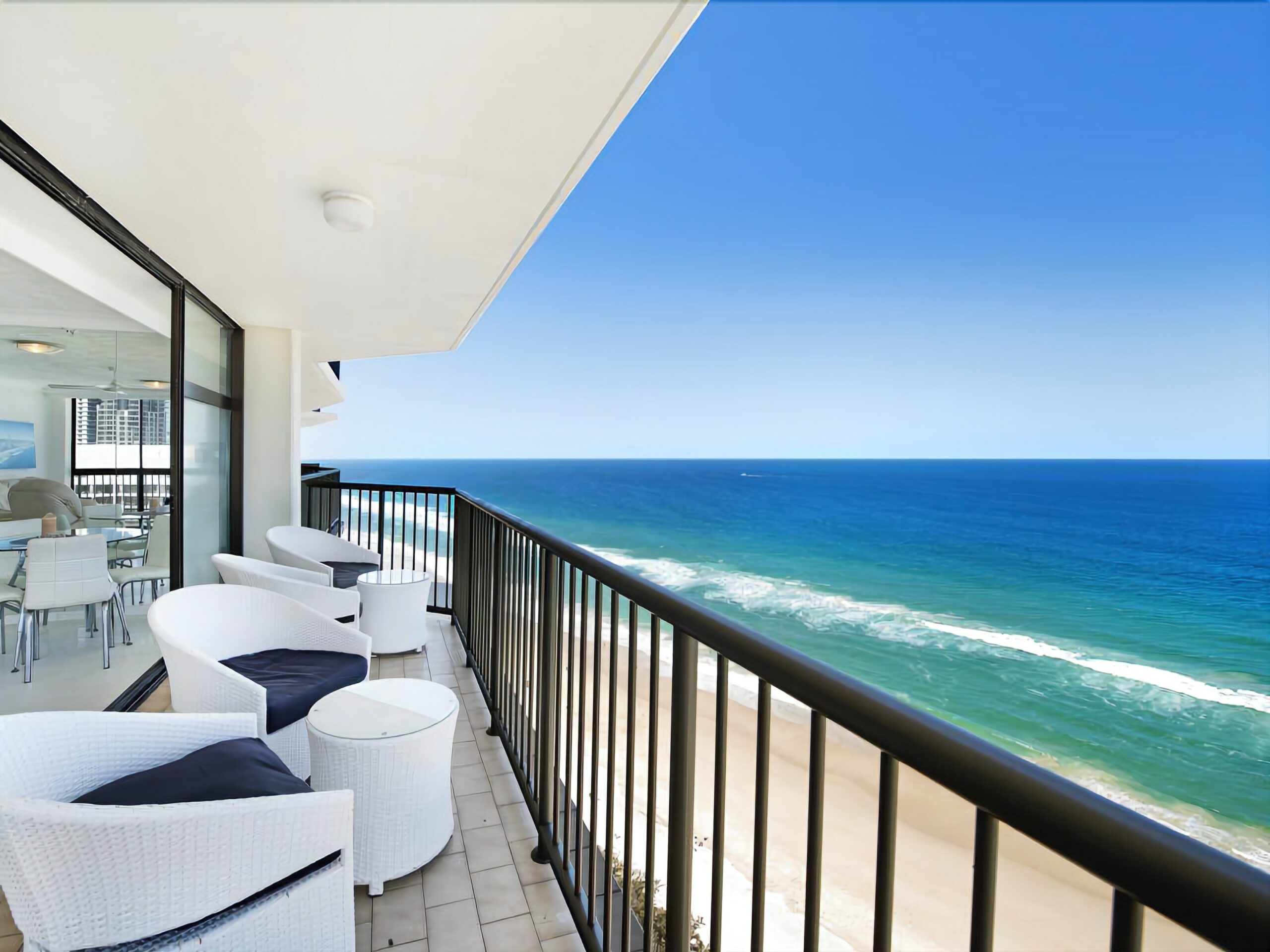 Absolute Beachfront 2 bed Imperial. Surf, Surfers Paradise