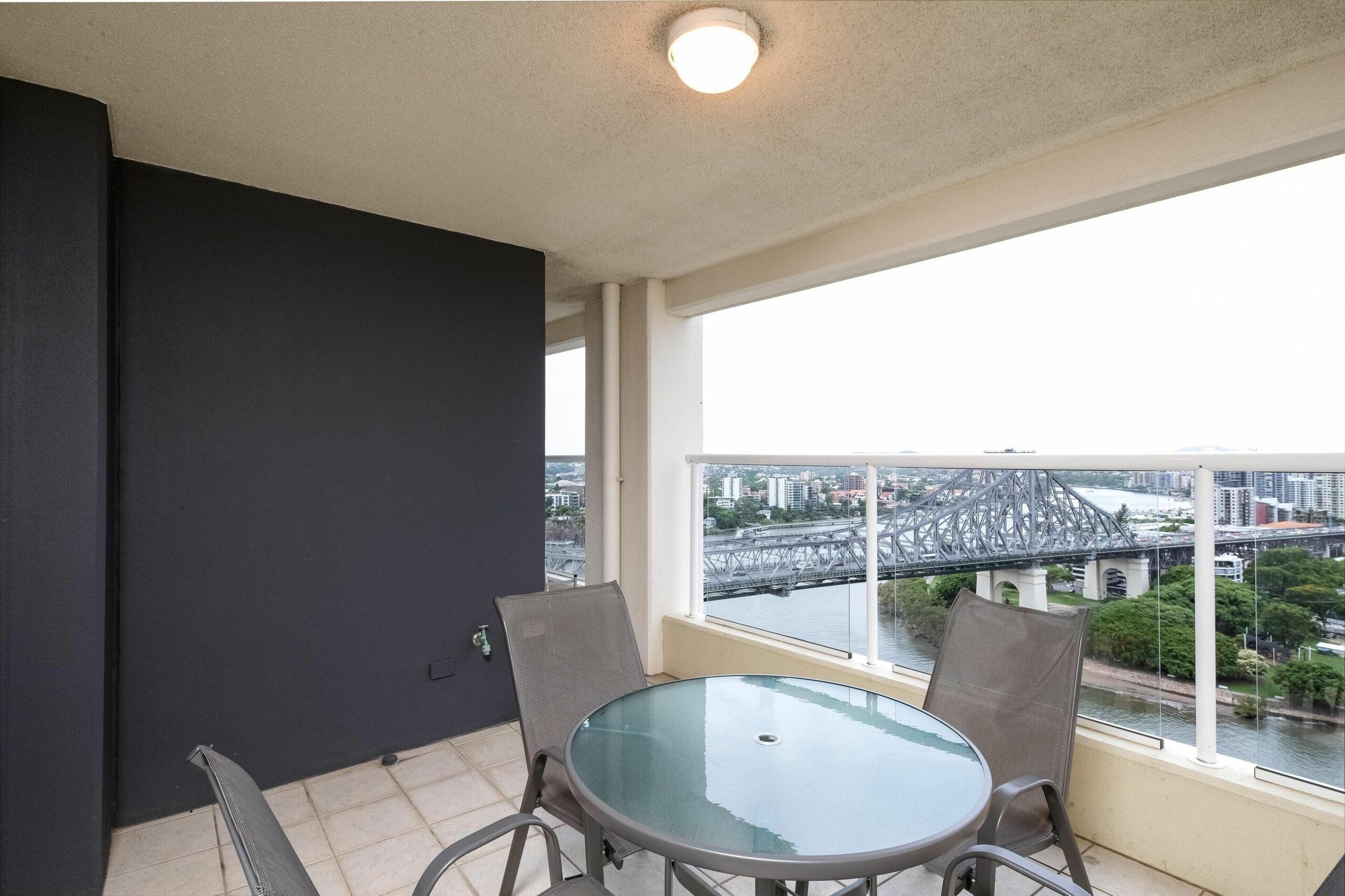 1 Bedroom + Study - Absolute Waterfront Views of Brisbane River/storey Bridge and CBD Skyline