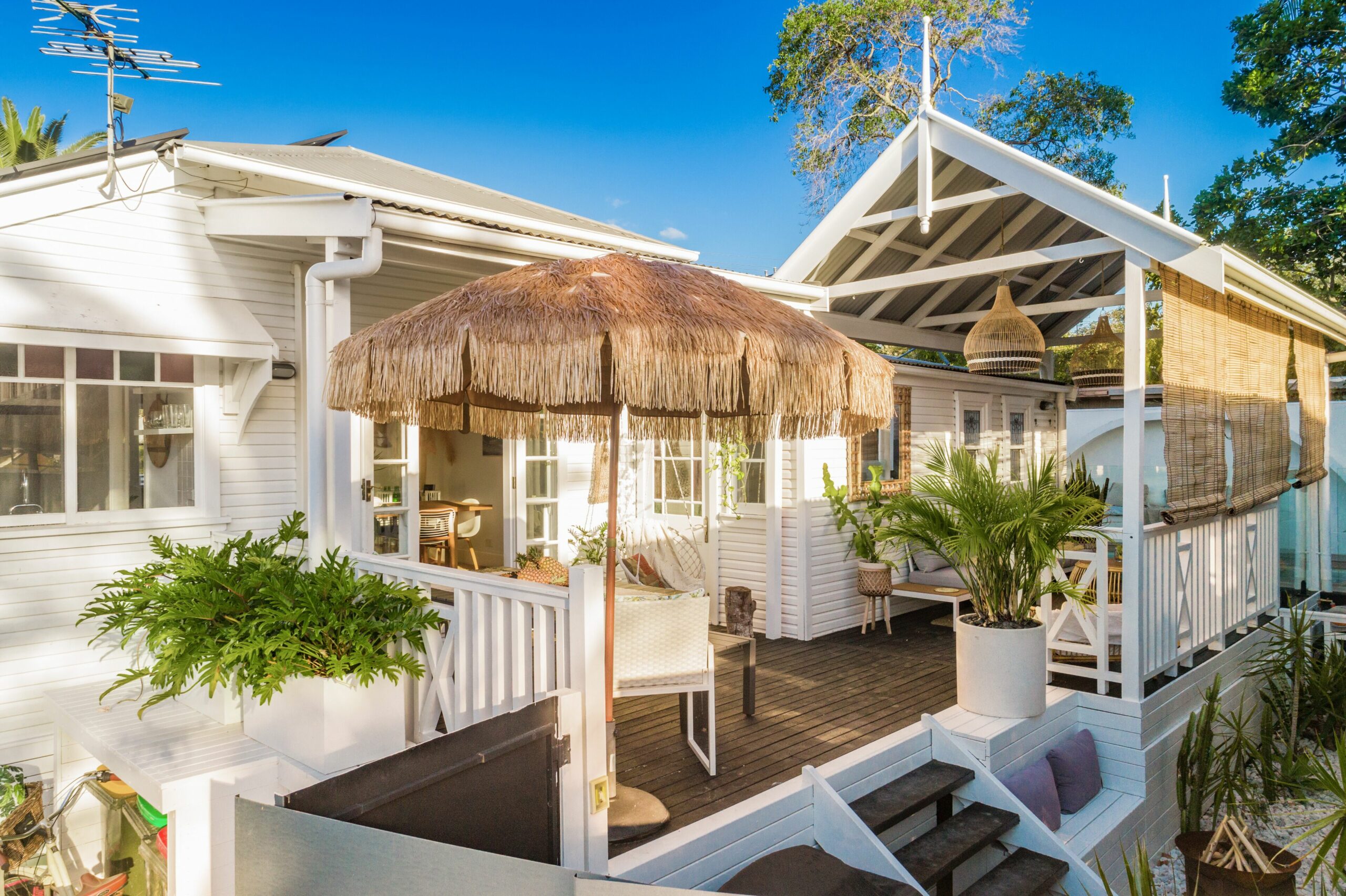 Luxury 4 Bedroom Byron Cottage With A/C & Heated Pool - Walk to Beach and Town