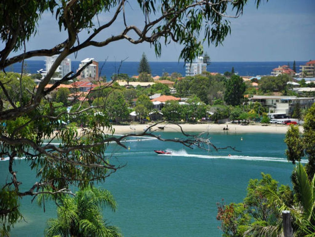 A House With a View and a Seabreeze - a Home in the Trees Where the Birds Sing!