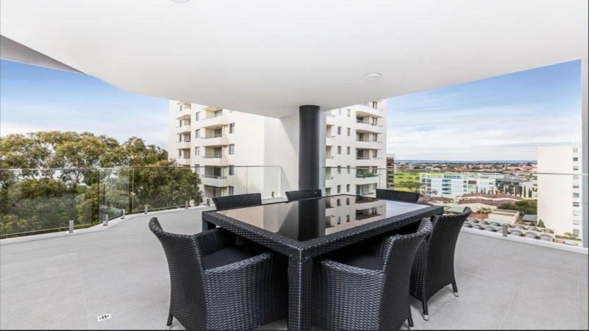 South Perth Apartment Overlooking Swan