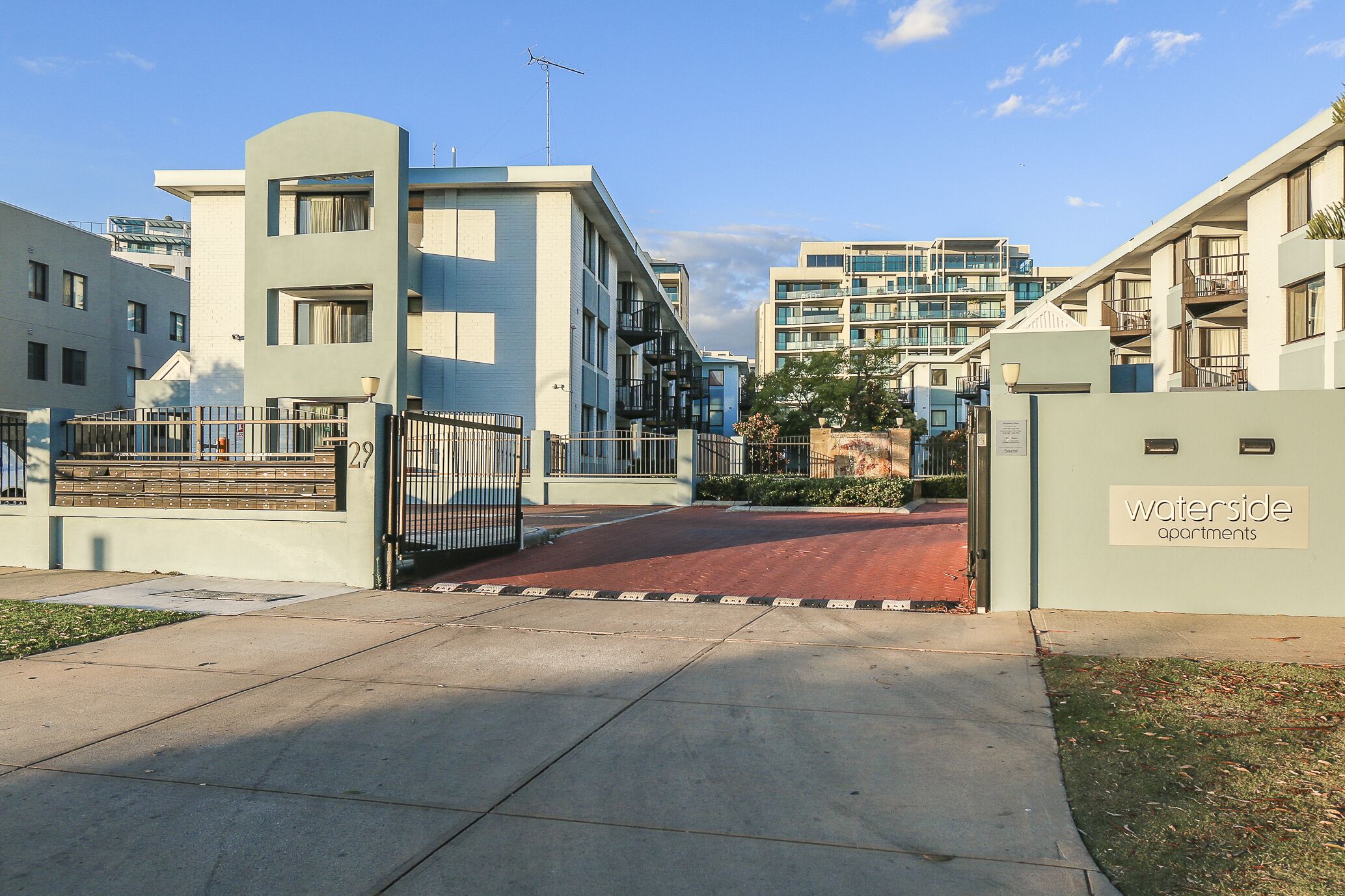 Waterside Apartments by The Swan River with Free WiFi & Secured U/C Parking