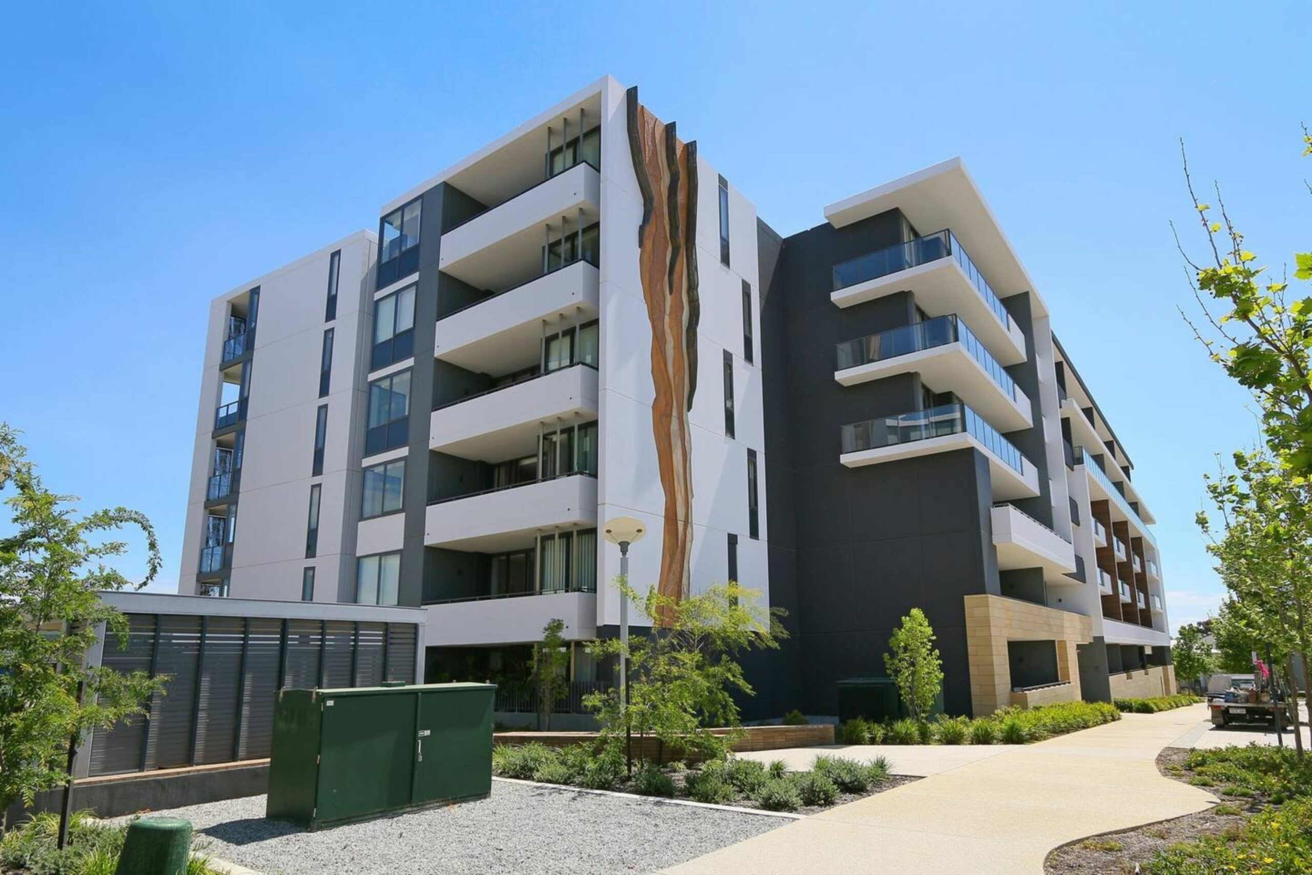 Large Modern 2 Bedroom Apartment Near Lake Claremont