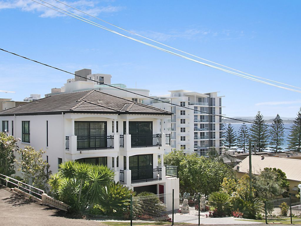 1/21 Petrie Street Within minutes walk you will enjoy the beautiful beaches of Rainbow Bay, Snapper