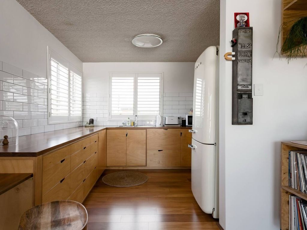 Re-imagined Urban Flat With Skyline View Balcony