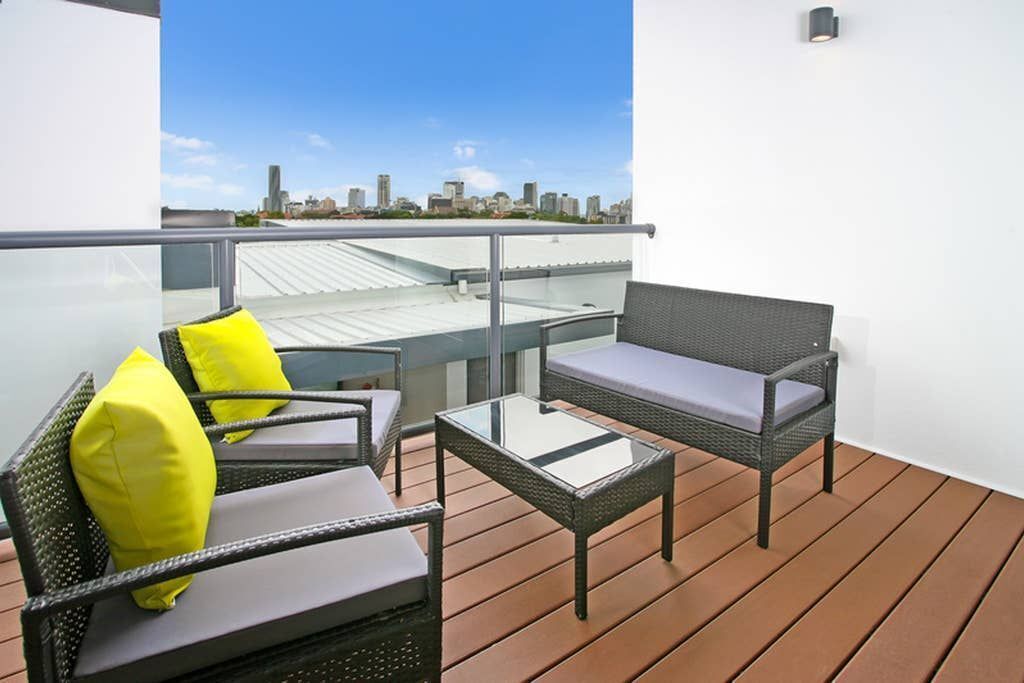 Modern and Spacious Slit-Level Executive 3BR Red Hill Apartment Close to CBD