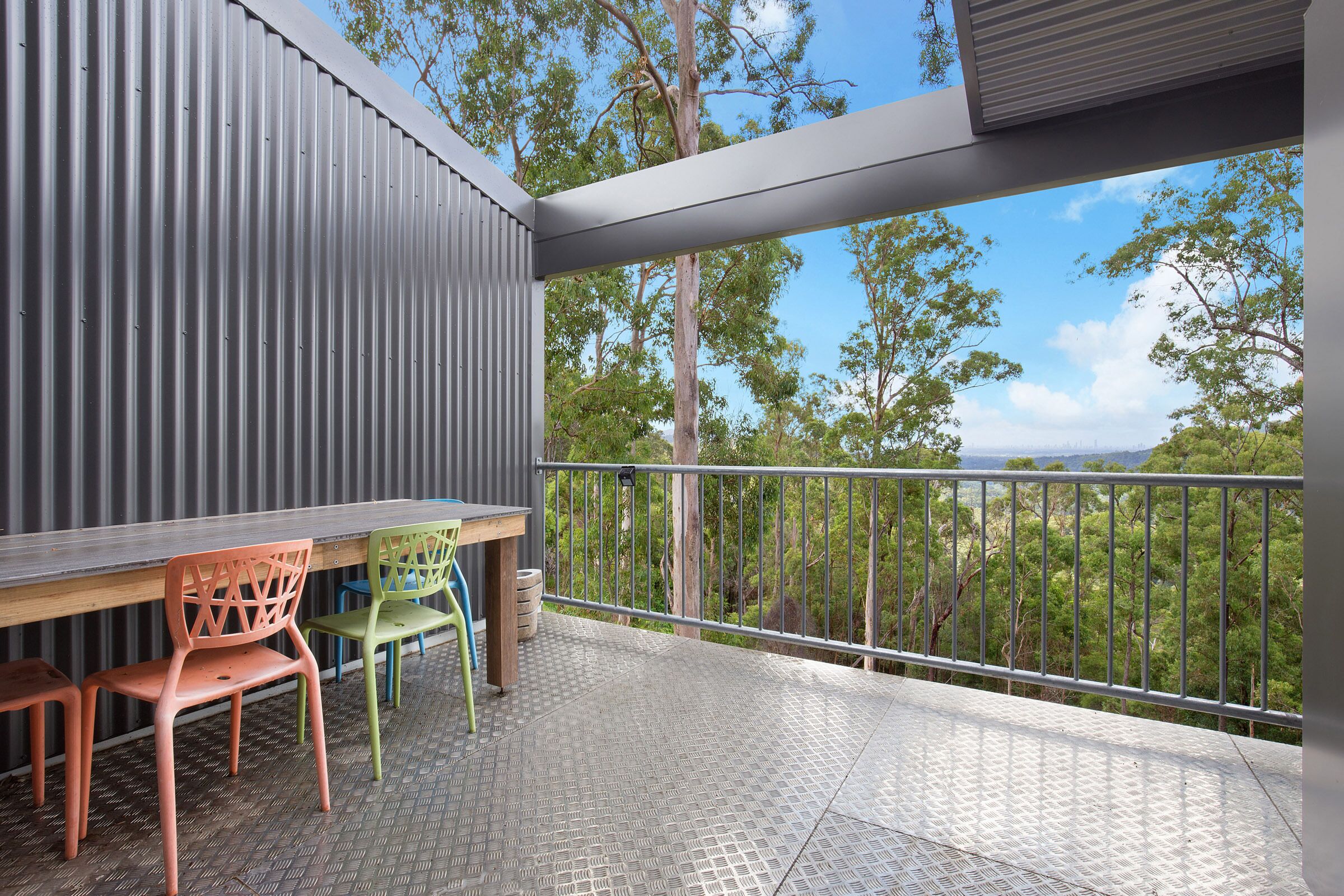 Tree House #1. Private, Stone Bath With Amazing Views to the Gold Coast.3levels