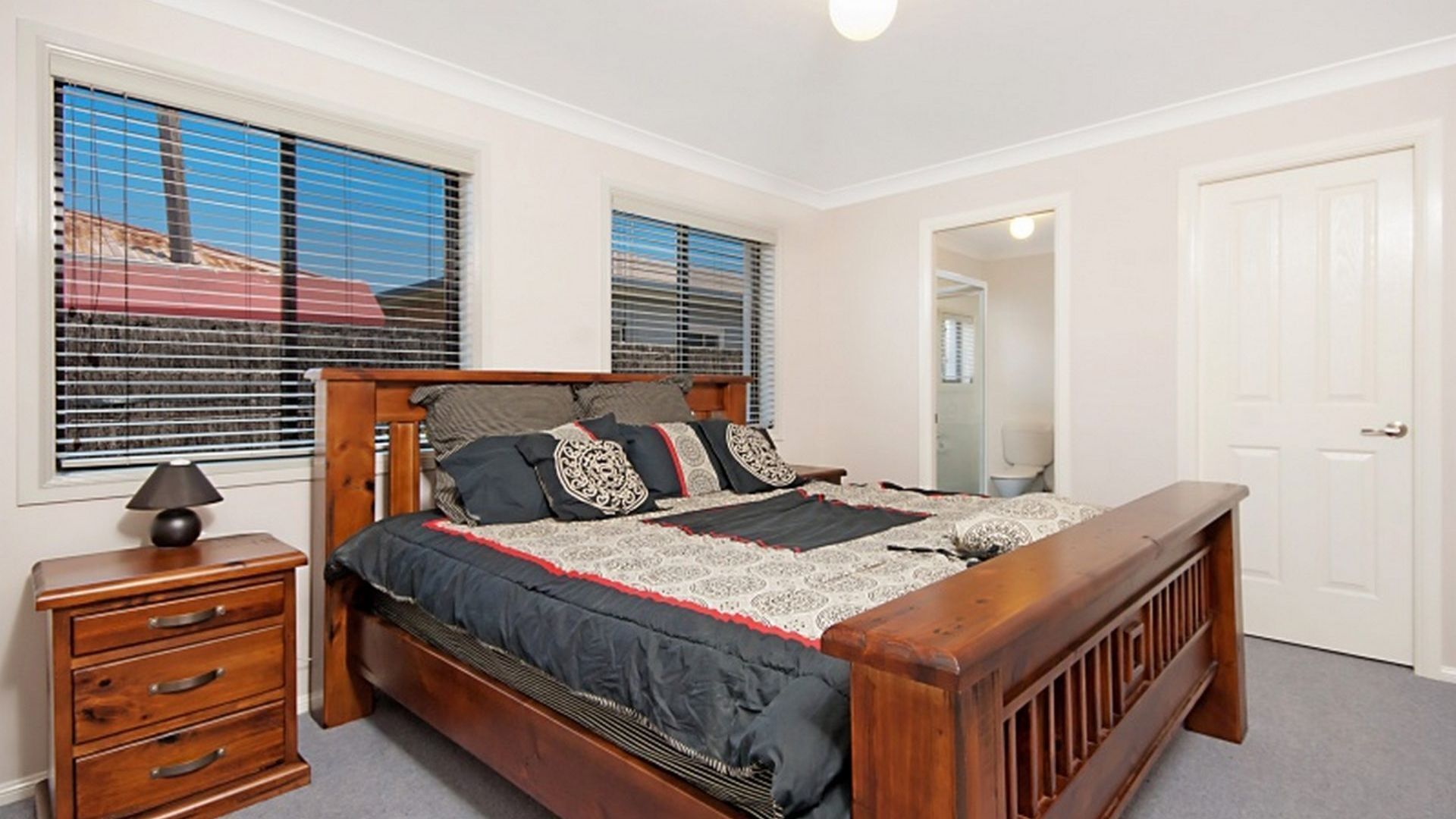 MAP1/21- THREE BEDROOM TOWNHOUSE WITH FREE WIFI + SWIMMING POOL + FOXTEL