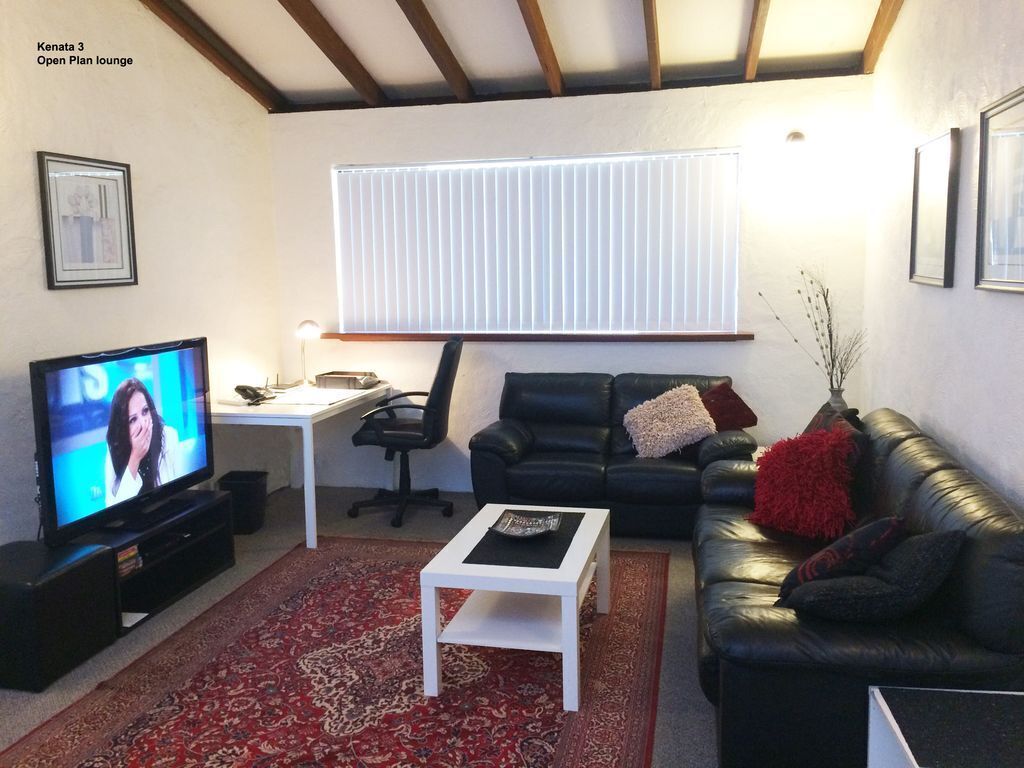 Quality 2 Bedroom First Floor Apartment Next to UWA With Free Wi-fi