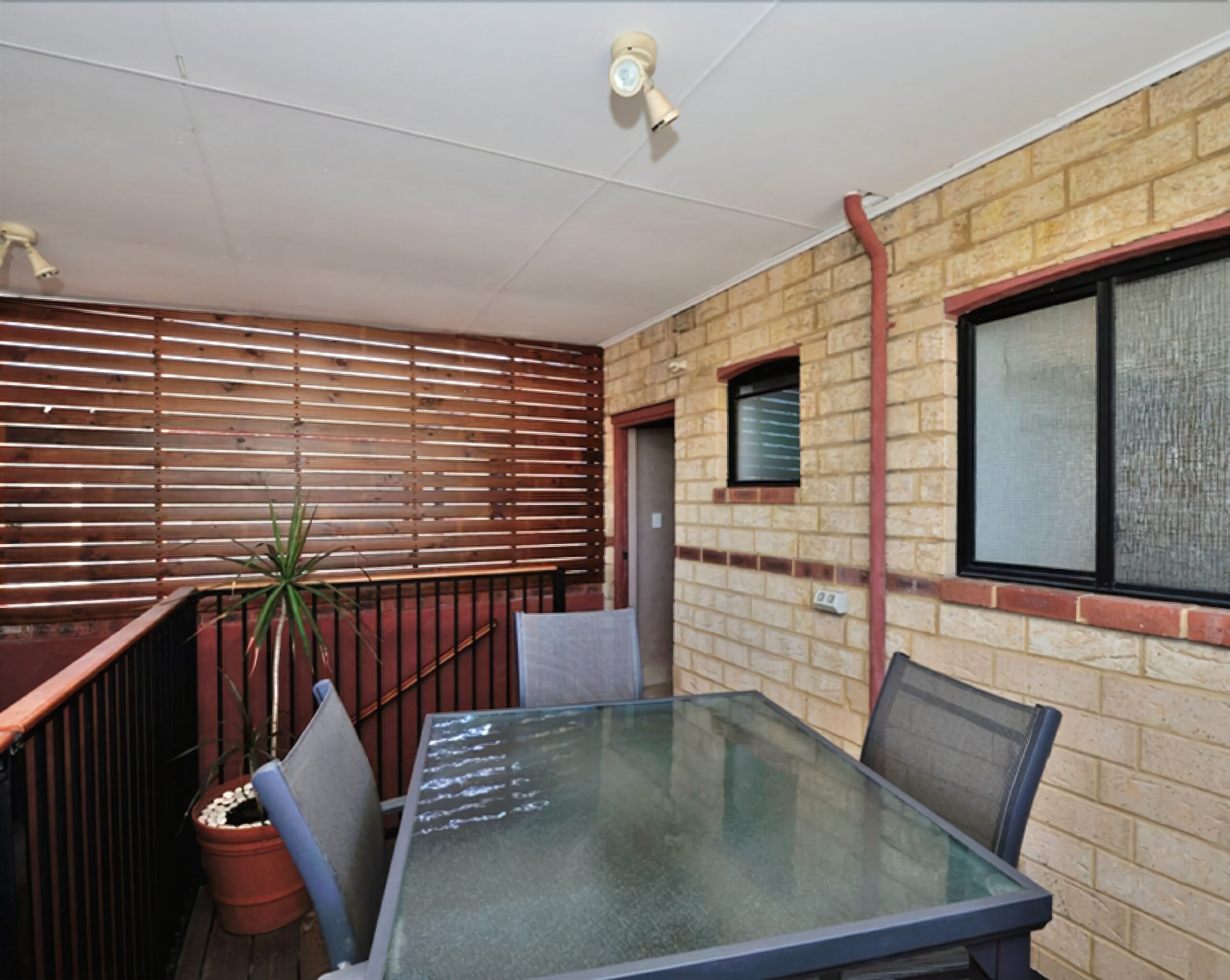 Central South Fremantle 2 Bedroom Apartment