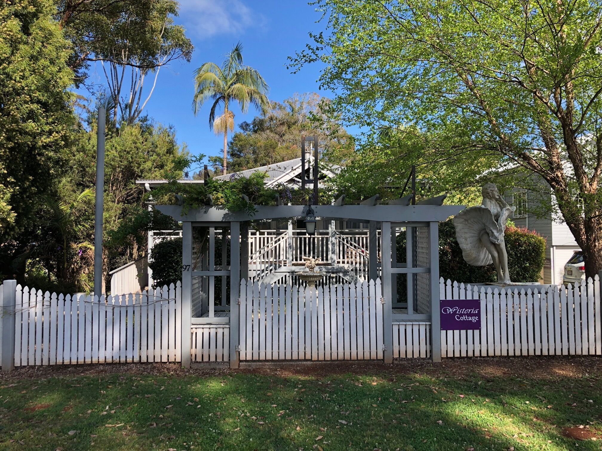 Wisteria Cottage in the heart of Mount Tamborine - dog and cat friendly