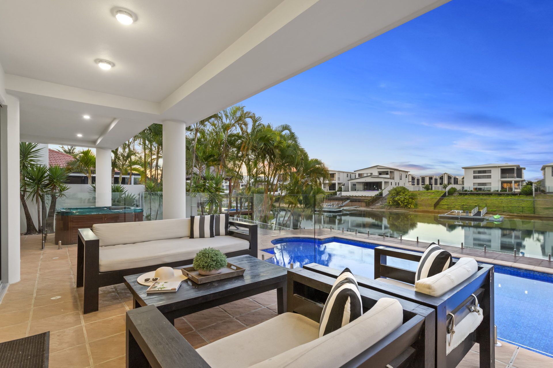 The White House GC Waterfront Home Cinema Jacuzzi Heated Pool