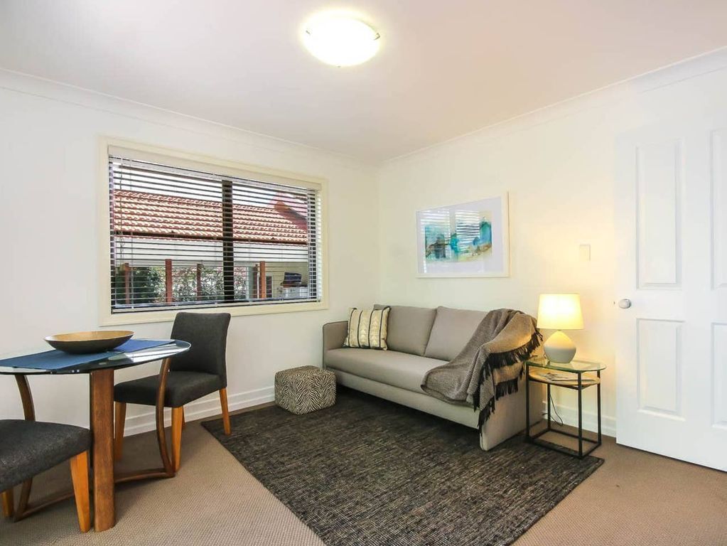 Noble House ~ 2 Bed / 1bath /1 Car ~ Parklands + Transport