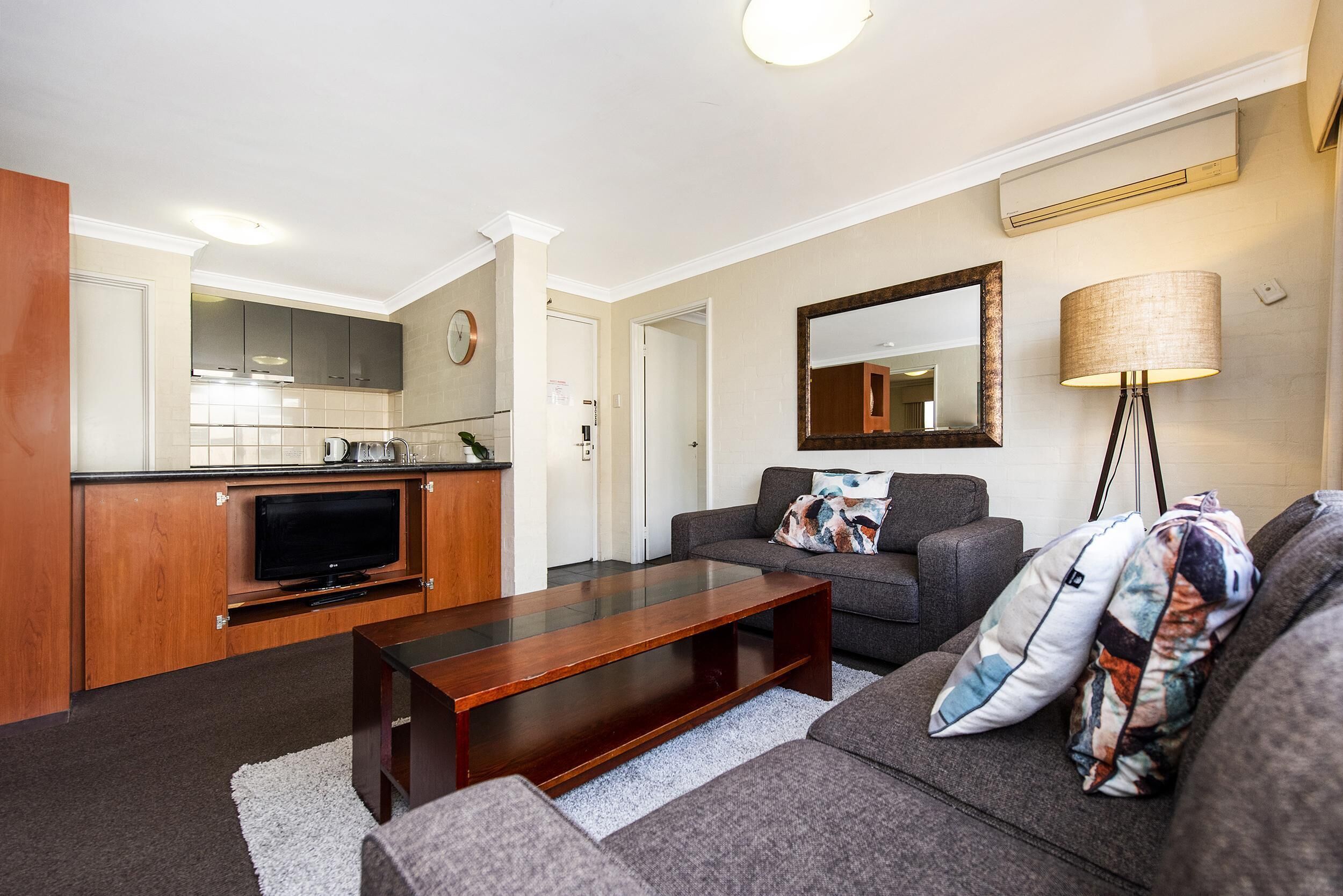 Subiaco Village With Pool, BBQ & spa - Free Parking and Wifi - 3 Bedroom 2 Bathrooms