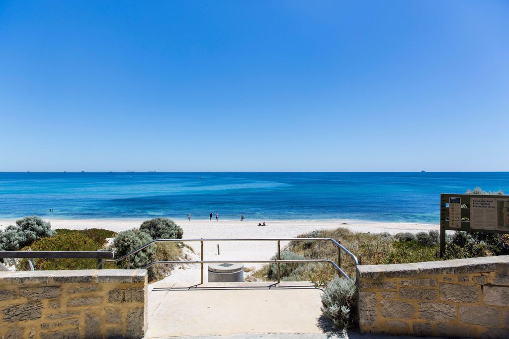 Location! Location! 1 min to Cottesloe Beach